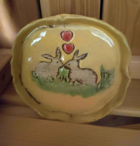 Kleiner Teller "verliebtes Hasenpaar" aus Keramik