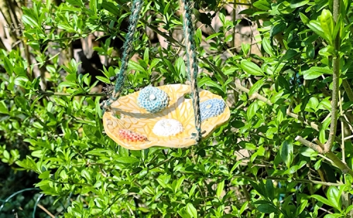 Preview: Hänge-Insektentränke mit bunten Blumen als Landemöglichkeit