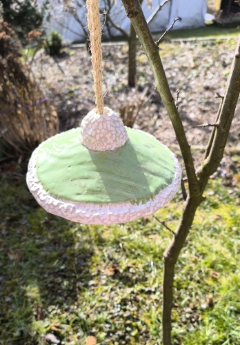 Preview: Meisenknödelhalter, Design Strickmütze grün inkl. Sisal Futternetz - Einzelstück