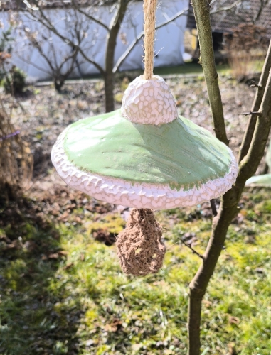 Preview: Meisenknödelhalter, Design Strickmütze grün inkl. Sisal Futternetz - Einzelstück