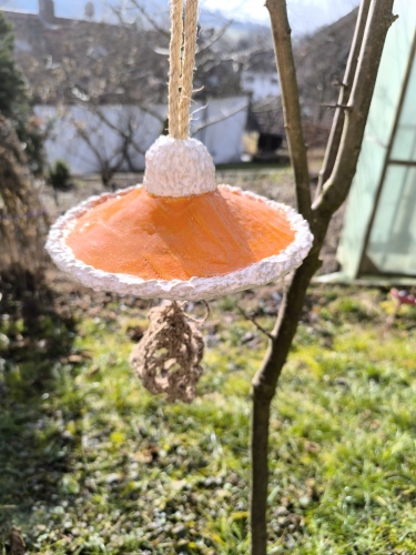 Preview: Meisenknödelhalter, Design Strickmütze orange inkl. Sisal Futternetz - Einzelstück