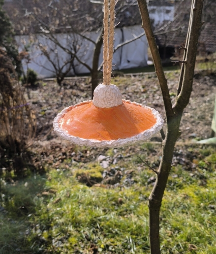 Preview: Meisenknödelhalter, Design Strickmütze orange inkl. Sisal Futternetz - Einzelstück