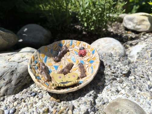 Insektentränke mit Schmetterling