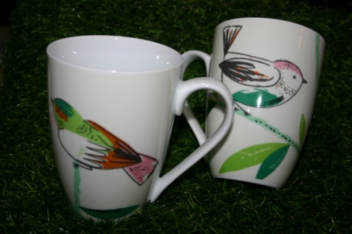 Dekorative Tasse mit Vogelmotiv