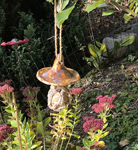 Preview: Meisenknödelhalter, Meisenknödeldach mit Sisalnetz, frostfest