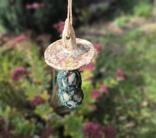 Meisenknödelhalter, Meisenknödeldach mit Sisalnetz, frostfest