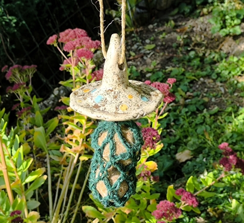 Preview: Meisenknödelhalter, Meisenknödeldach mit Sisalnetz, frostfest