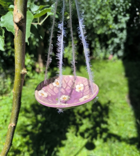 Hänge-Insektentränke mit Blümchen
