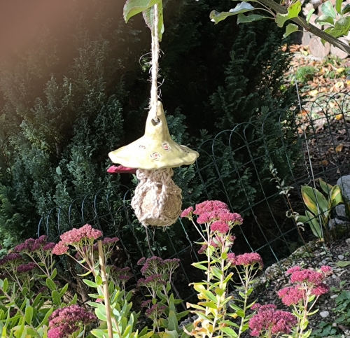 Preview: Meisenknödelhalter, Meisenknödeldach mit Sisalnetz, frostfest