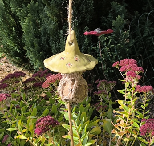 Meisenknödelhalter, Meisenknödeldach mit Sisalnetz, frostfest