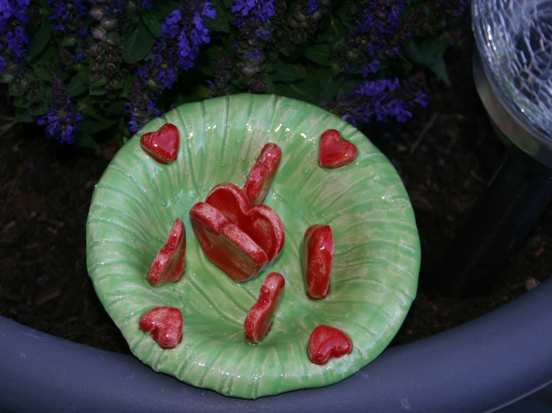 Insektentränke "Herzen" aus hochwertiger Keramik